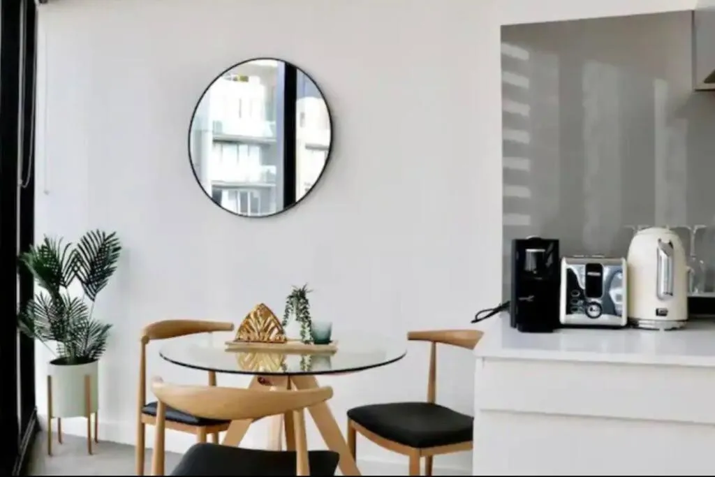 Image 4 of SH1102-1 BR Apt conveniently located near Crown