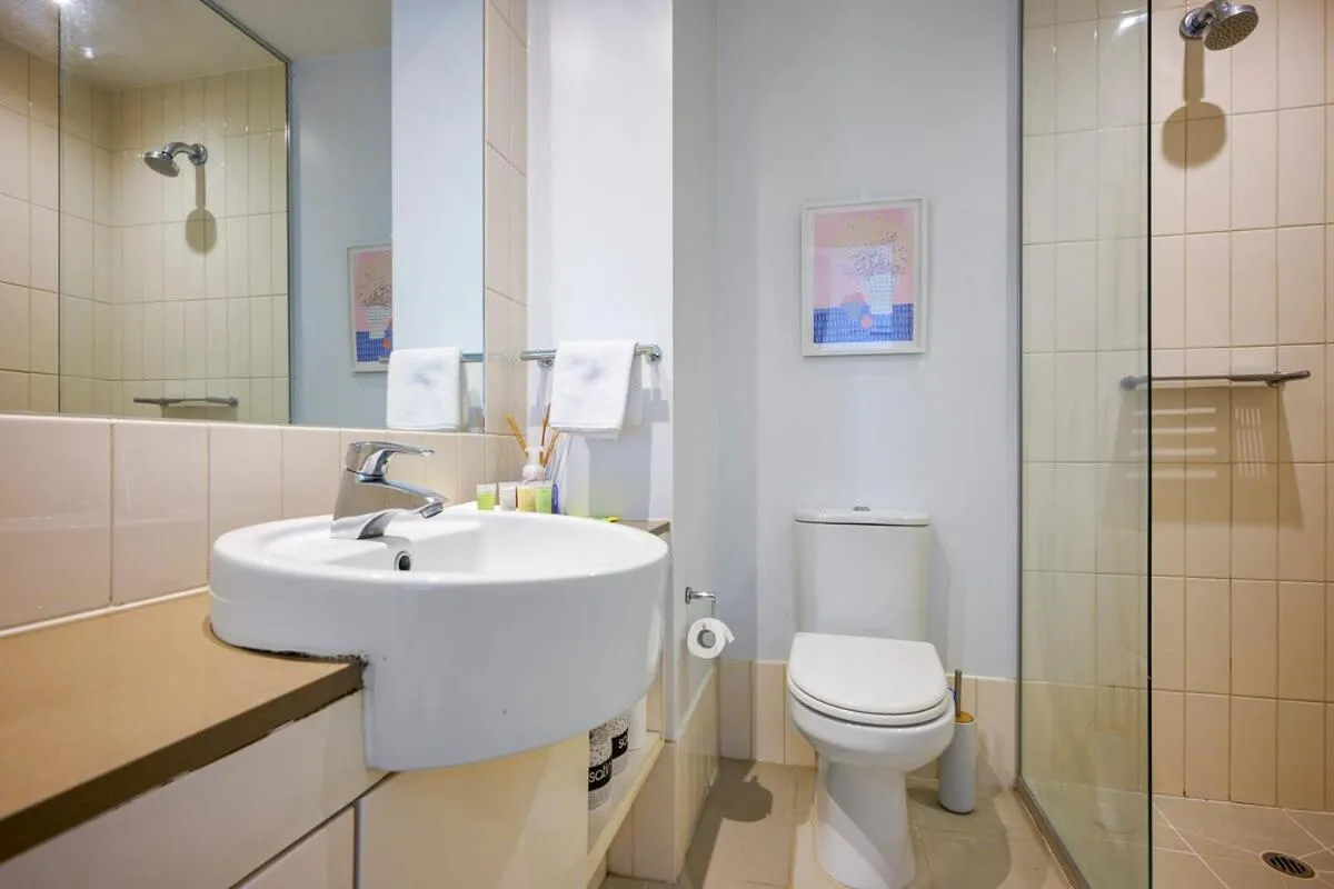 Image 2 of Sleek and Stylish Studio Apartment on Spencer