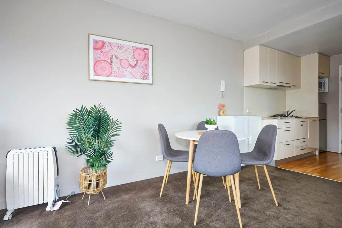 Image 3 of Sleek and Stylish Studio Apartment on Spencer