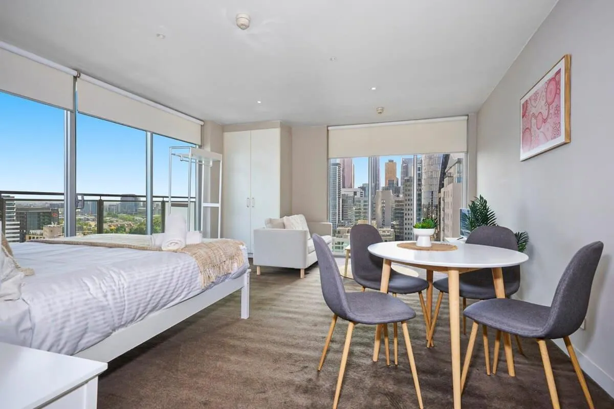 Image 6 of Sleek and Stylish Studio Apartment on Spencer