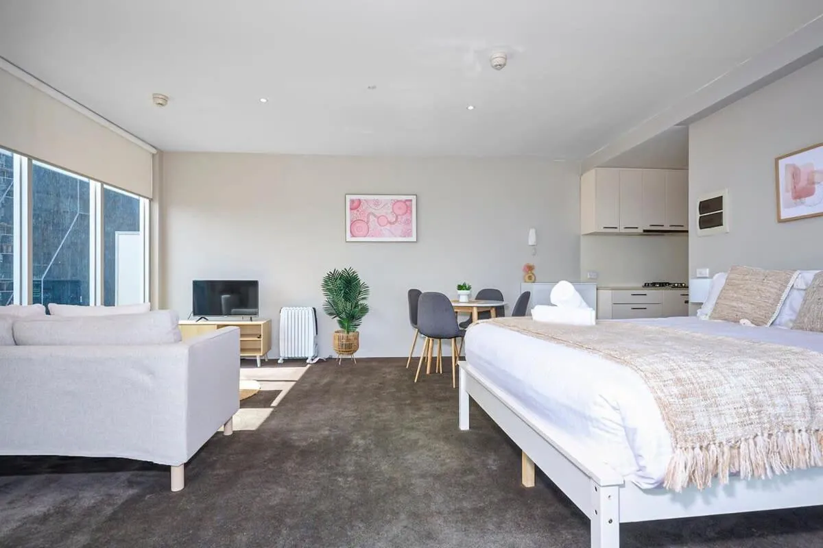 Image 4 of Sleek and Stylish Studio Apartment on Spencer