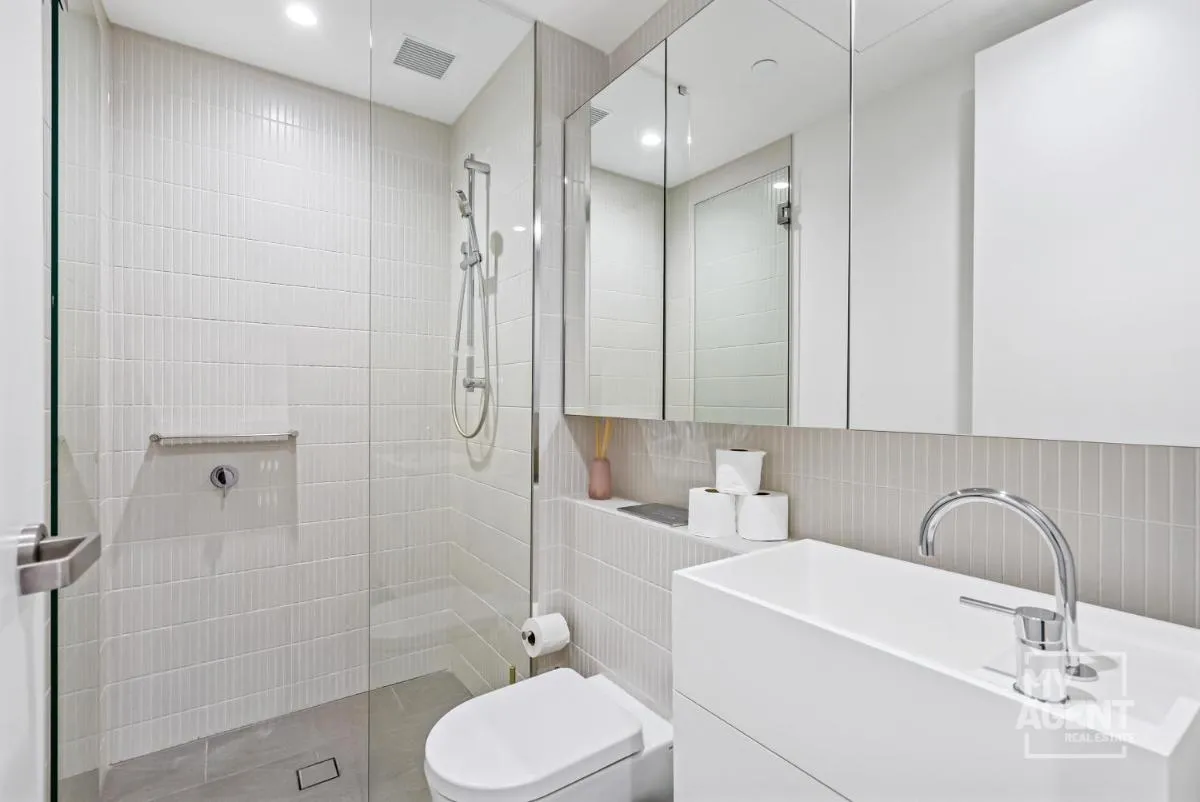 Image 2 of Sleep in the Clouds Level 30 Aus 108 – sleeps 6
