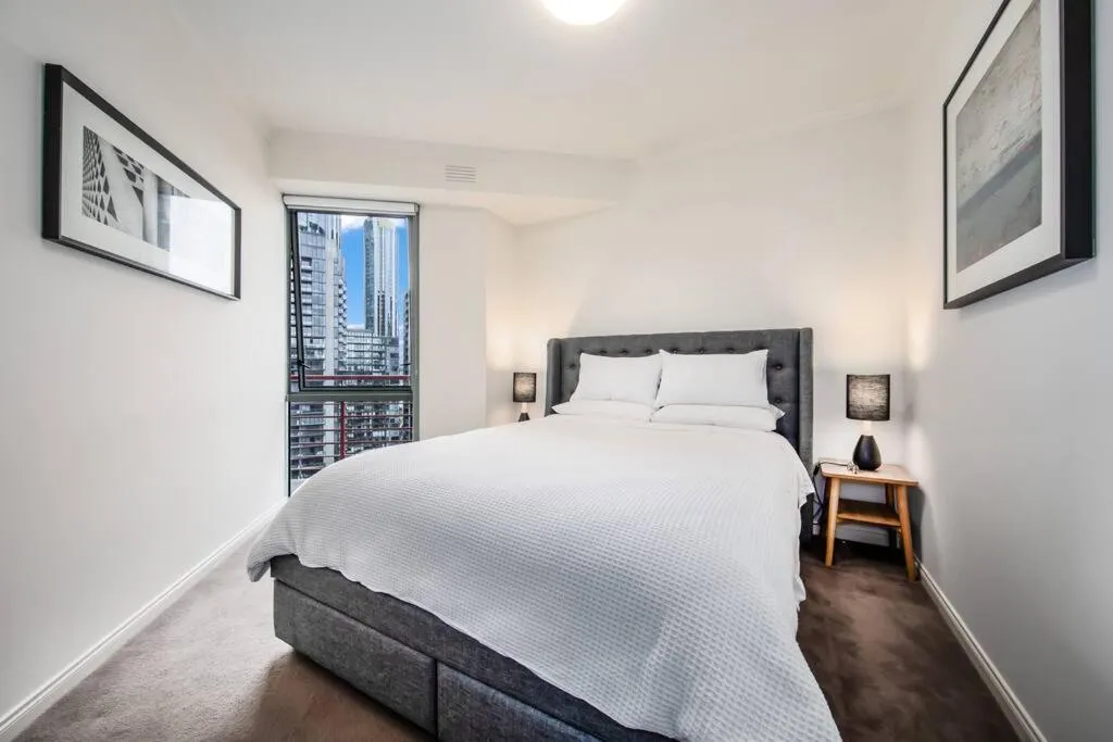 Image 1 of Spacious 1 bedroom apartment close to Crown