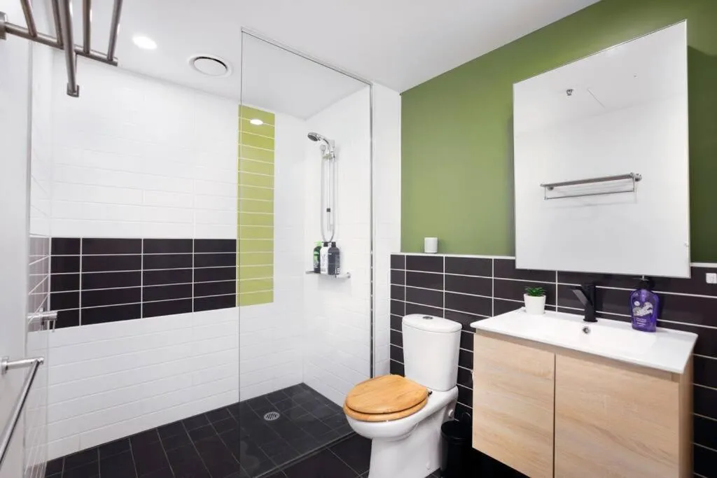 Image 2 of Spacious 2-bed apt in Docklands Balcony & Free Parking