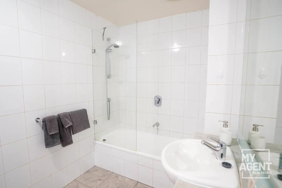 Image 2 of Spacious Apartment in Southbank – Sleeps 6
