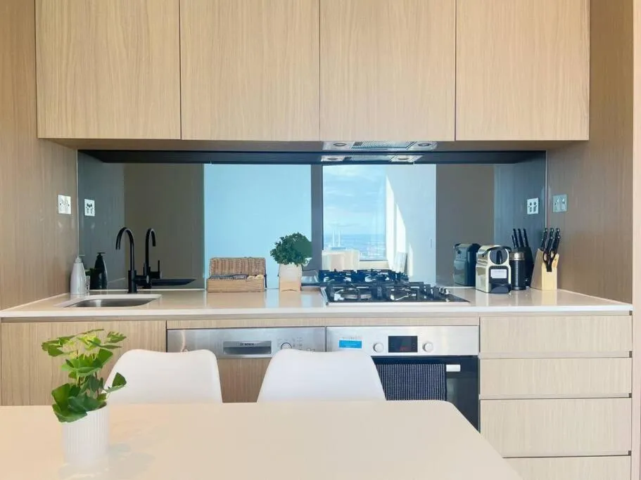 Image 4 of Stunning 2-Bed Apartment with Panoramic CBD Views