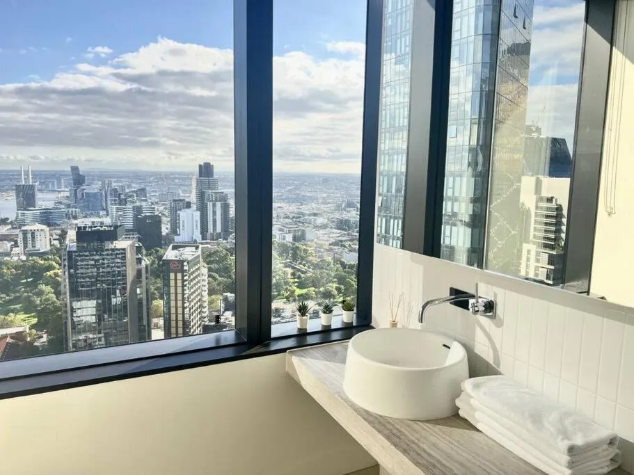 Image 1 of Stunning 2-Bed Apartment with Panoramic CBD Views