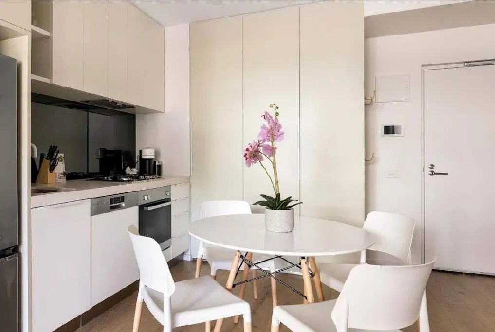 Image of Stunning 2 bed Carlton terrace apartment & carpark