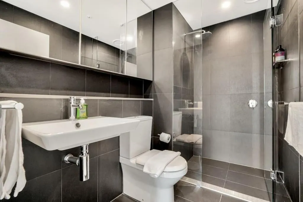 Image 2 of Stunning 3B2B1C high-rise with a water frontage 1
