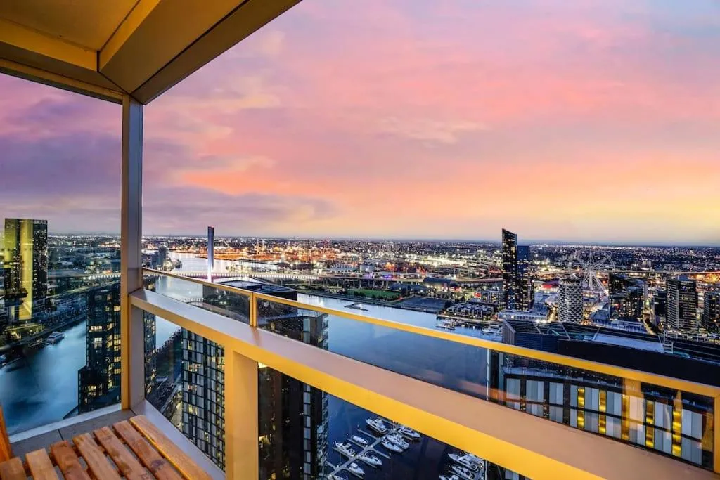 Image 5 of Stunning 3B2B1C high-rise with a water frontage 1