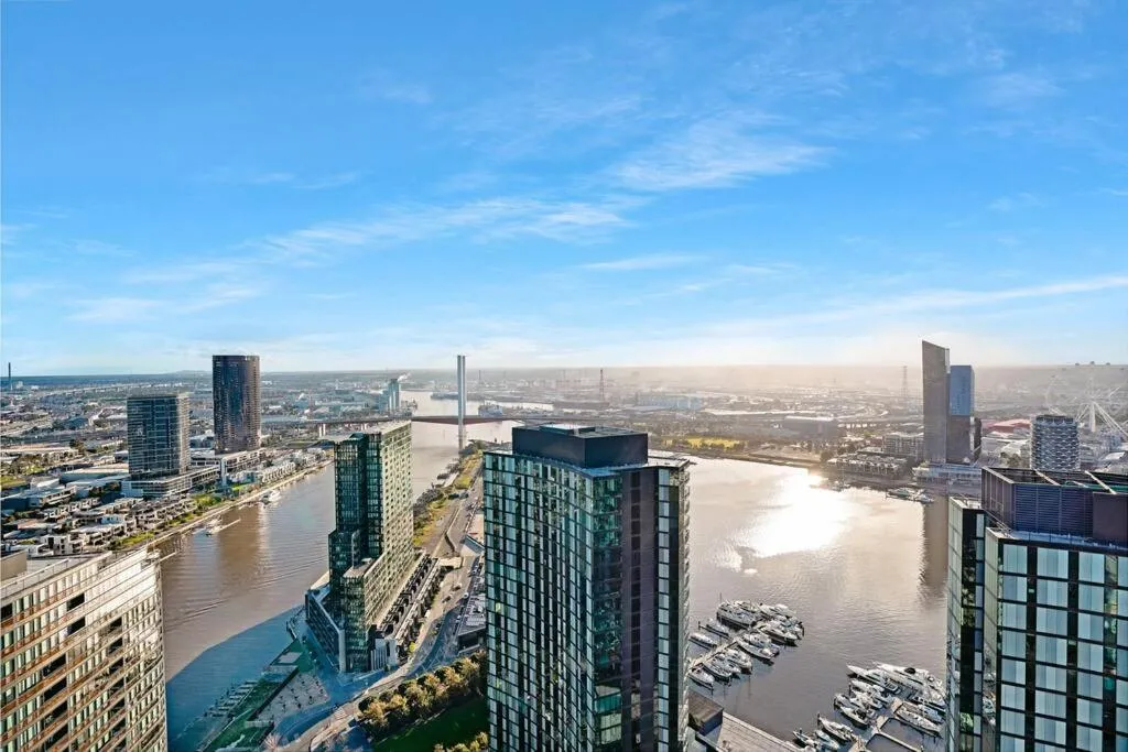 Image of Stunning 3B2B2C high-rise with a water frontage 2
