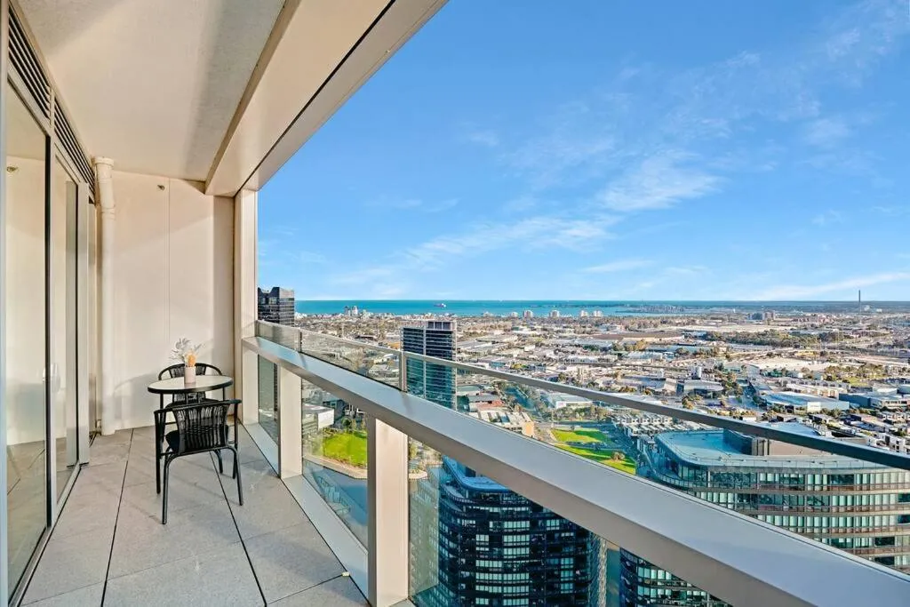 Image 5 of Stunning 3B2B2C high-rise with a water frontage 2