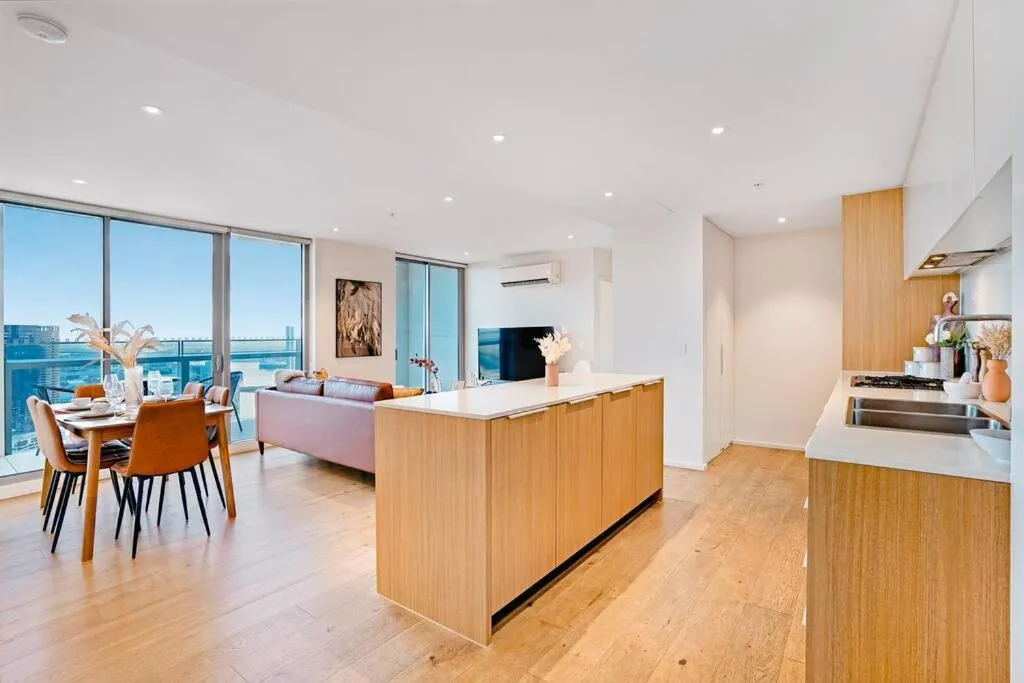 Image 3 of Stunning 3B2B2C high-rise with a water frontage 2