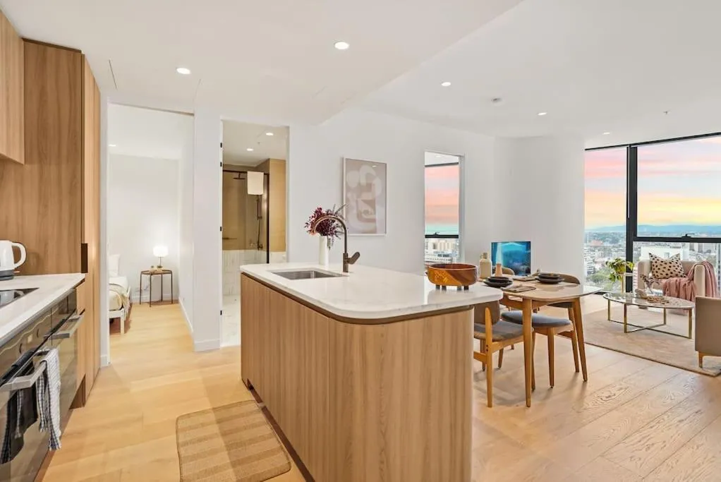 Image 3 of Stylish 2B2B Carlton Garden at Doorstep CBD 3 beds