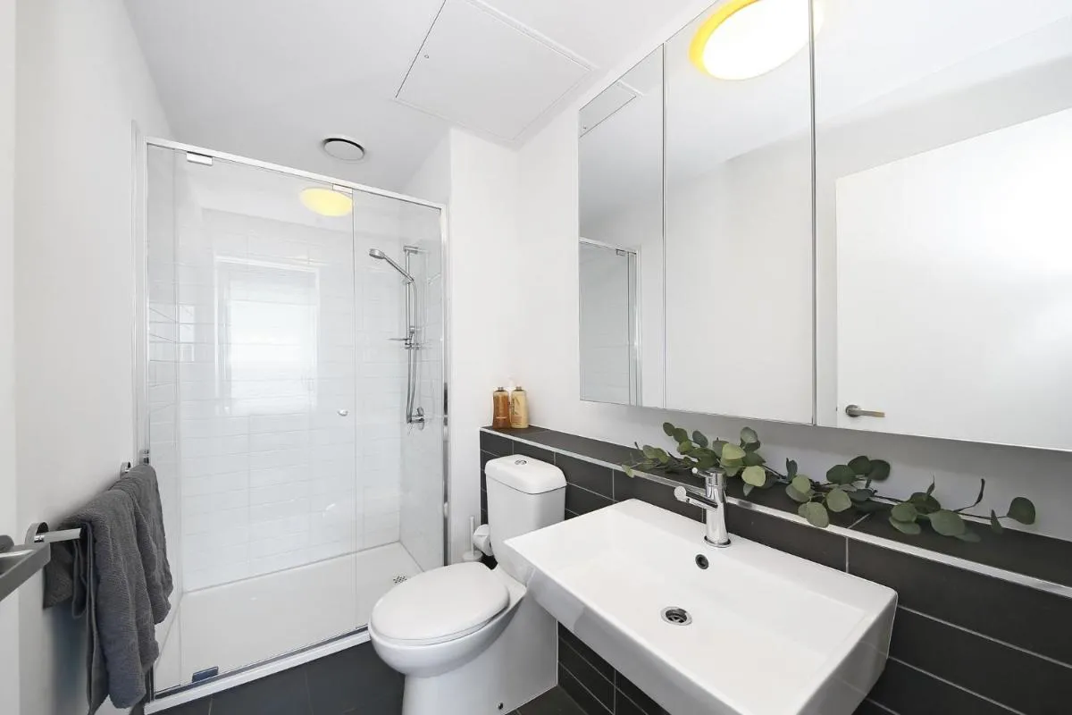 Image 2 of Stylish CBD Apartment with Stunning Harbour Views