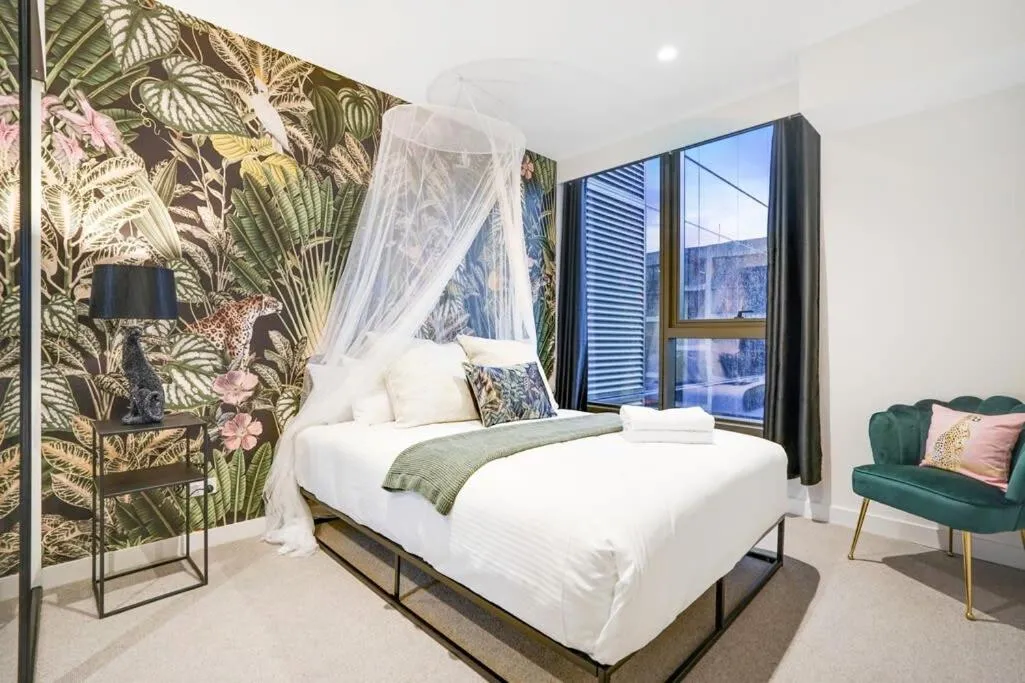 Image 1 of Stylish&Sleek Docklands Apt w pool gym CBD tram