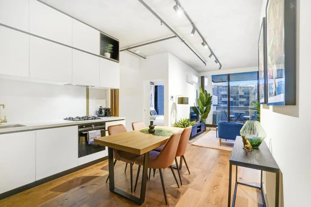 Image 4 of Stylish&Sleek Docklands Apt w pool gym CBD tram