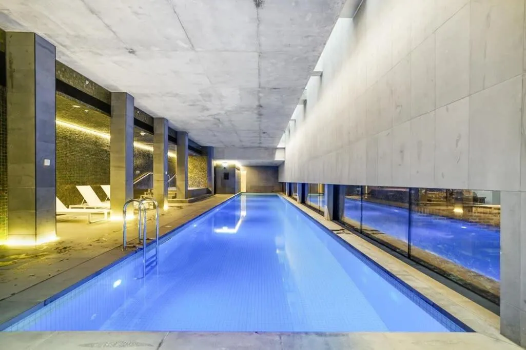 Image 3 of Stylish&Sleek Docklands Apt w pool gym CBD tram