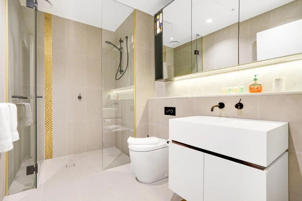 Image 2 of Stylish&Sleek Docklands Apt w pool gym CBD tram