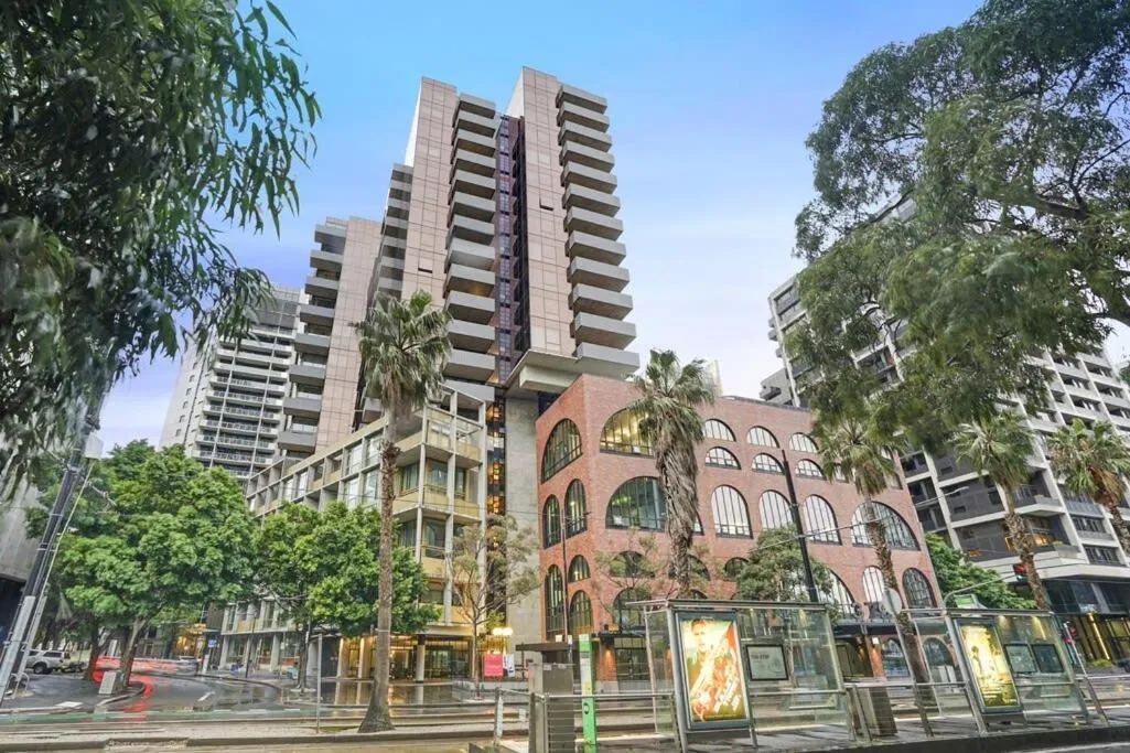 Image 6 of Stylish&Sleek Docklands Apt w pool gym CBD tram