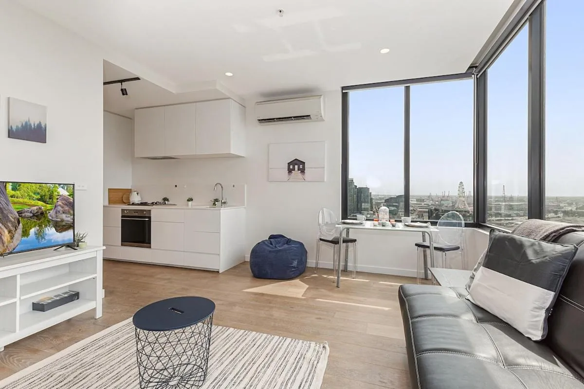 Image 4 of Sunshine CBD Apt with Stunning Views plus Pool
