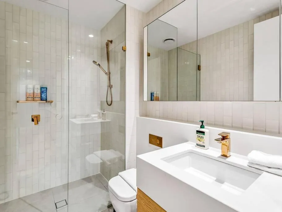 Image 2 of Superb CityView 2B2B apt CBD with Gym