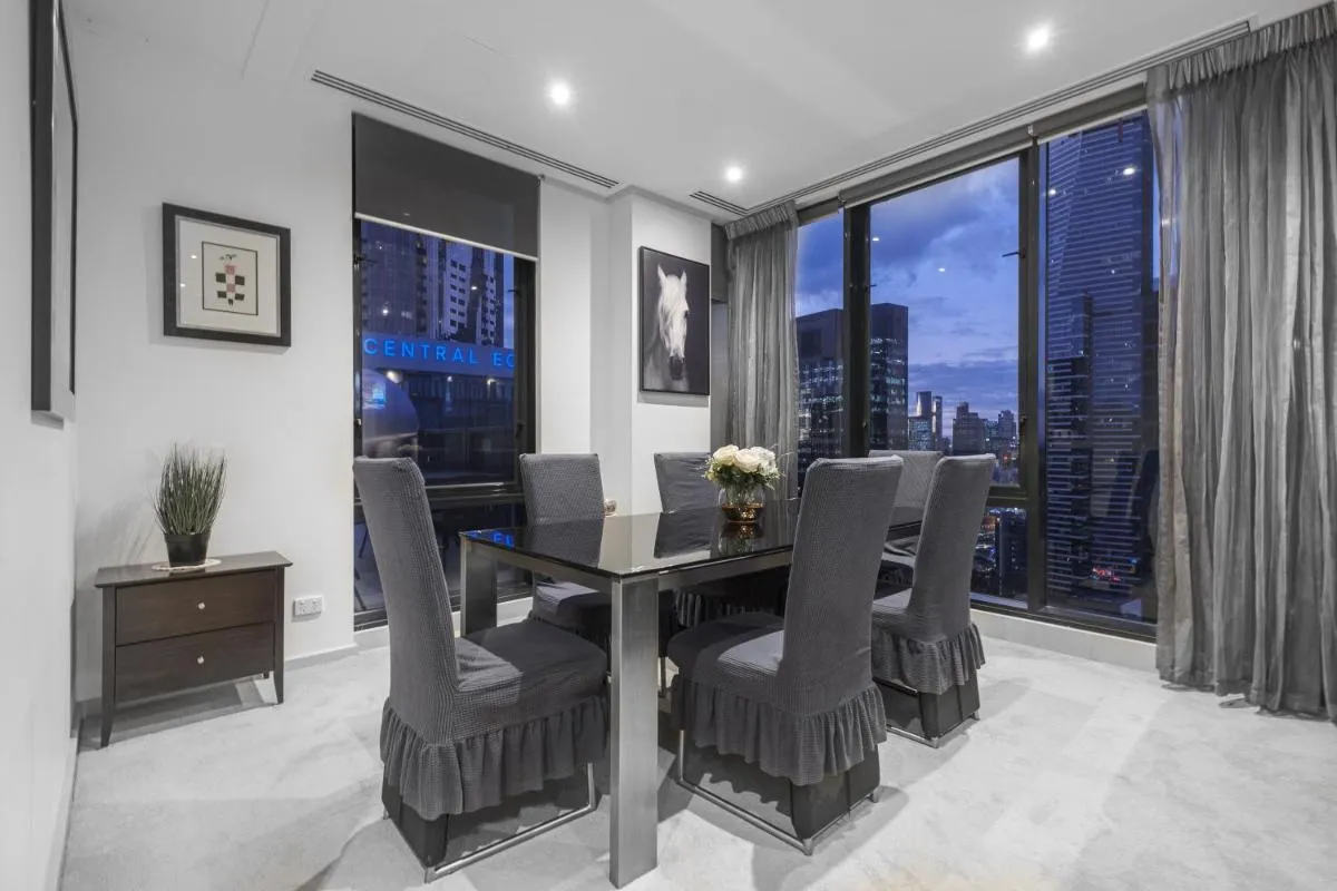 Image 4 of Top Floor 2br2ba Southbankparkingbalcony