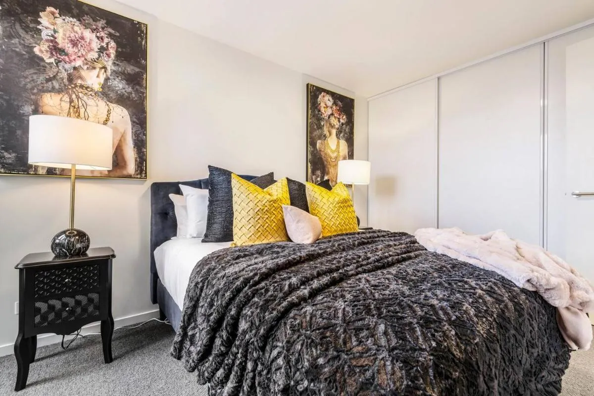 Image 1 of Vintage Romance In Vibrant & Cosmopolitan Prahran