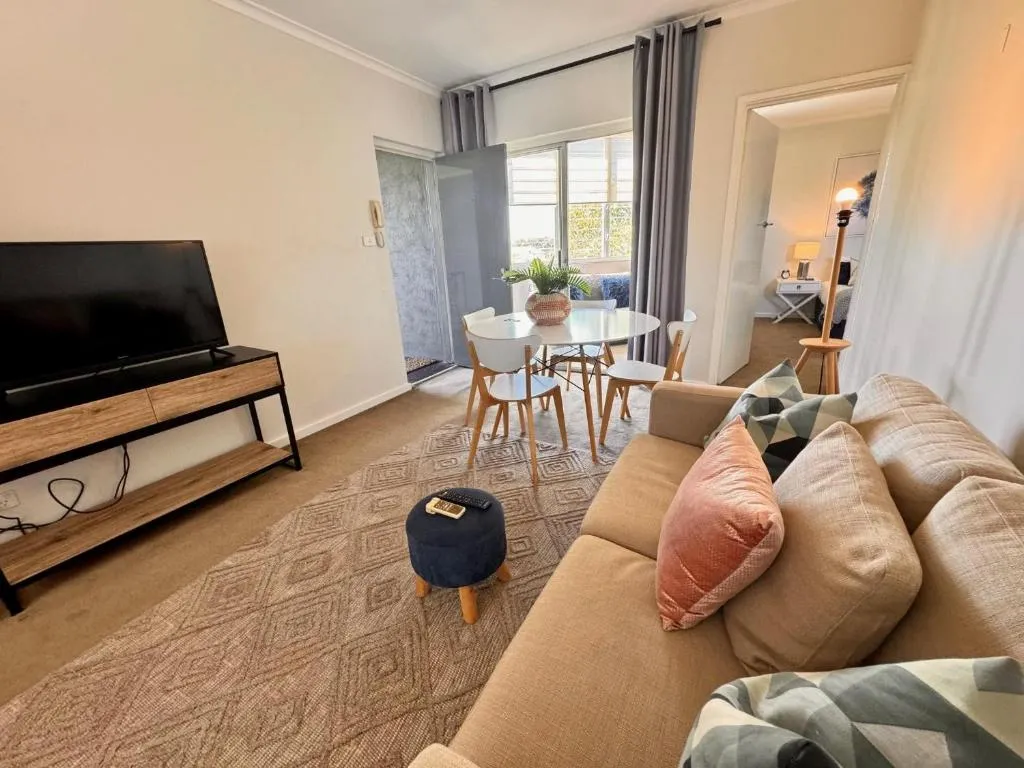 Image of Windsor Prahran Sunny Spacious 1 Bed with Sunroom