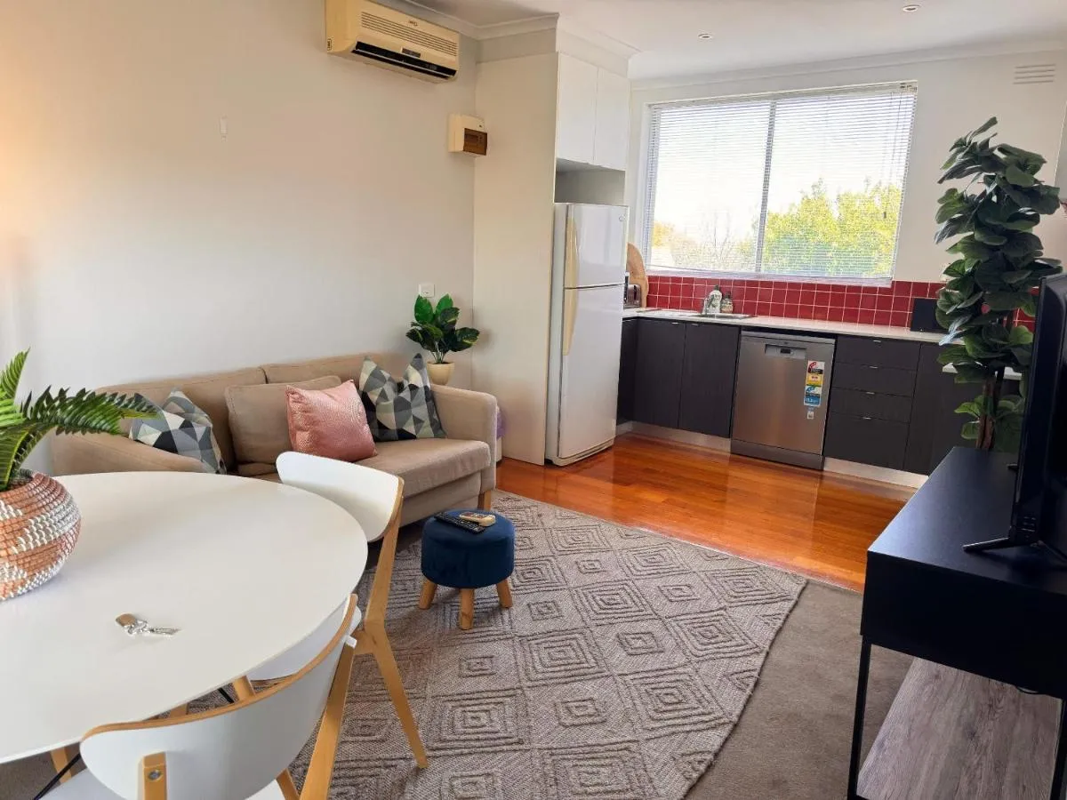 Image 6 of Windsor Prahran Sunny Spacious 1 Bed with Sunroom