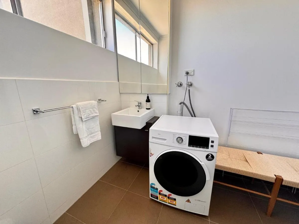 Image 3 of Windsor Prahran Sunny Spacious 1 Bed with Sunroom