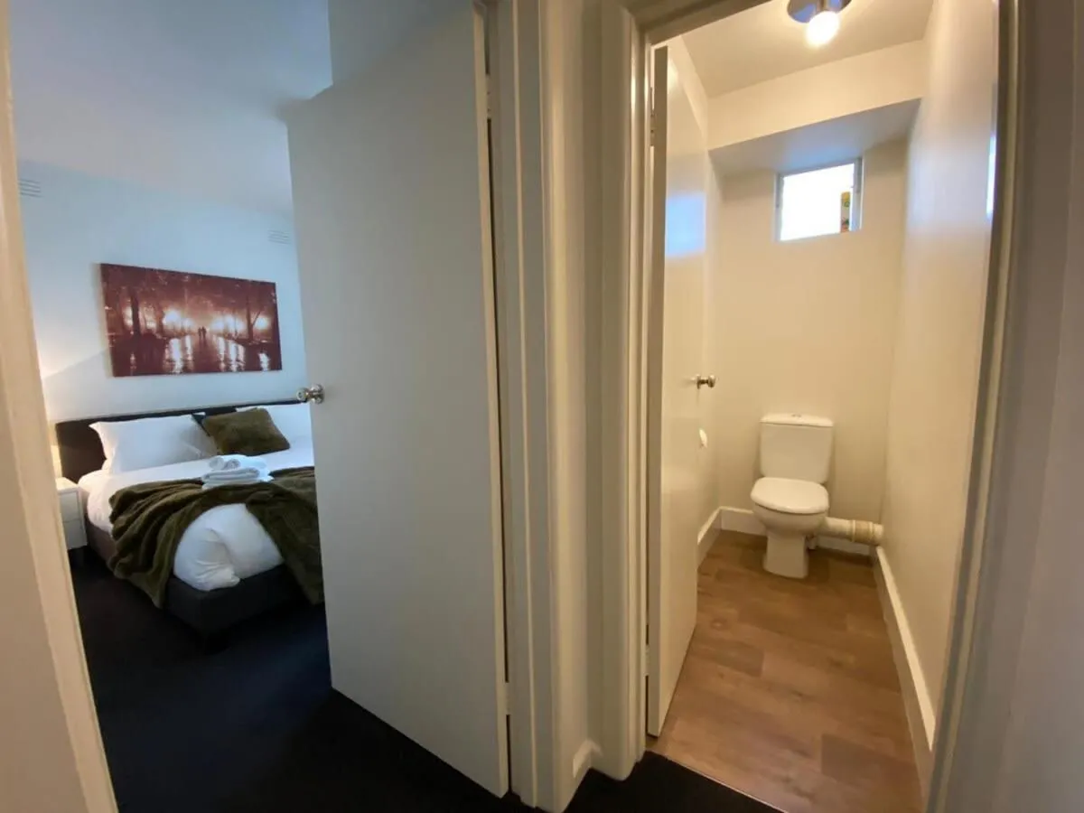 Image 2 of 1 Bdrm With Parking, Walk to Beach