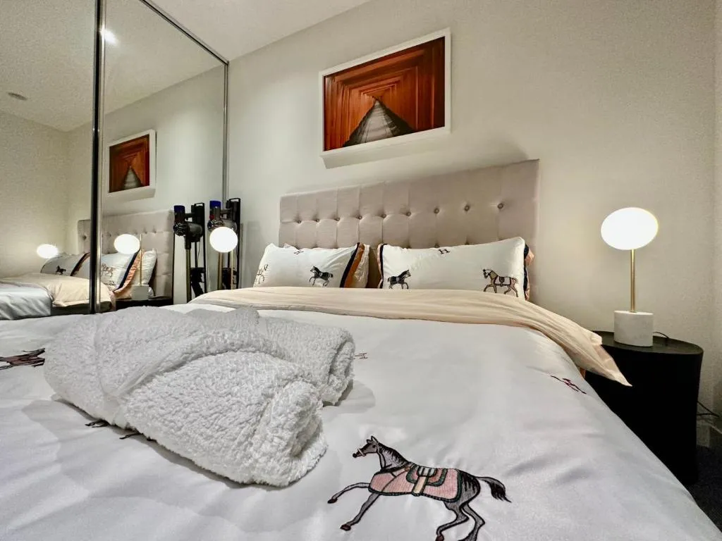 Image of 2B1B Cozy near Train Station + Free Parking!