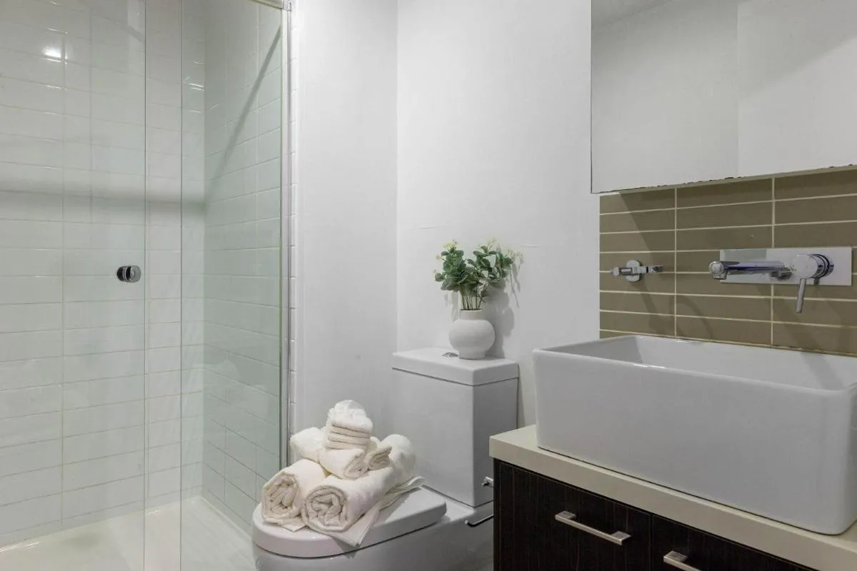 Image 2 of 2BR Apt Next to Melbourne Central with City Views