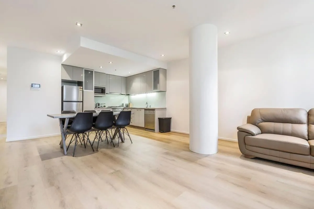 Image 2 of 2-Bedroom Apartment in Melbourne City with carpark