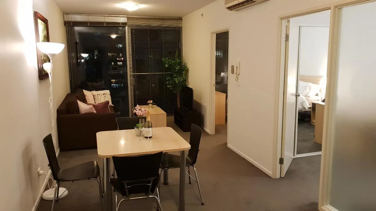 Image 3 of 2 bedrooms CBD FREE Tram apartment (Melb Central, China Town, Queen Victoria Market, Melbourne University, RMIT, etc)