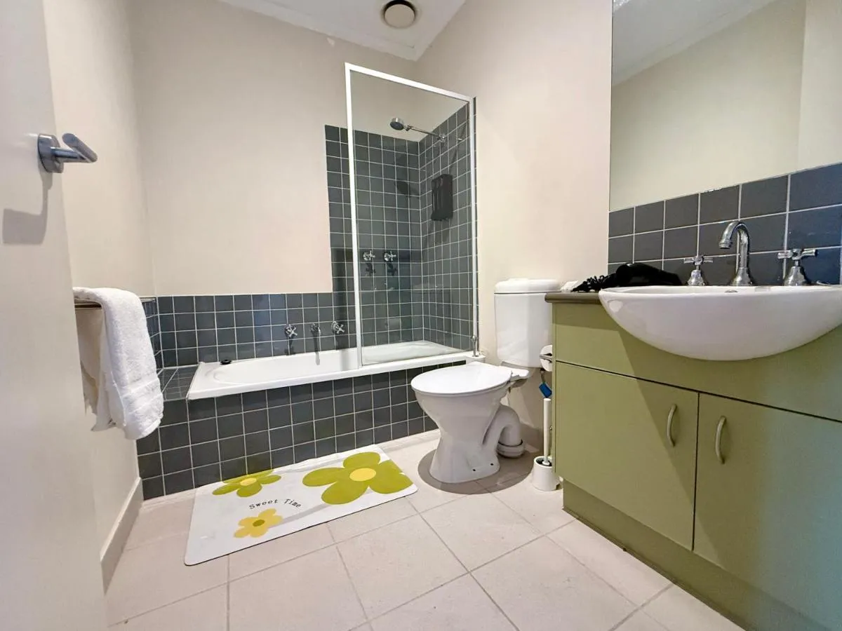 Image 2 of 3BR Townhouse w Living Room Full Kitchen Laundry Internet Free Parking Trams Highpoint 6min City CBD 18min