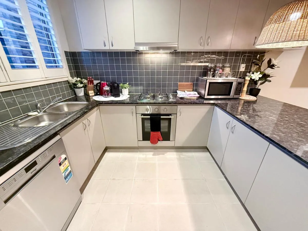 Image 3 of 3BR Townhouse w Living Room Full Kitchen Laundry Internet Free Parking Trams Highpoint 6min City CBD 18min