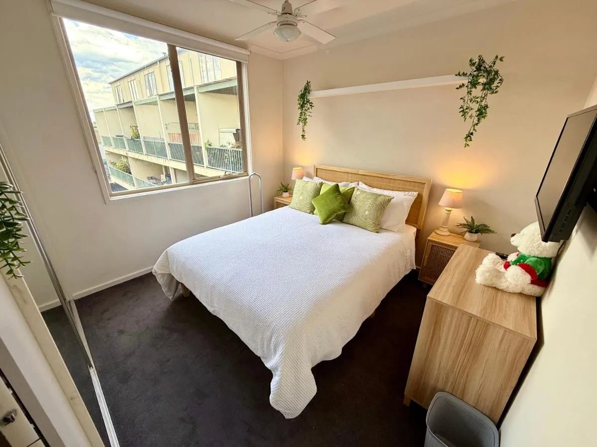 Image 1 of 3BR Townhouse w Living Room Full Kitchen Laundry Internet Free Parking Trams Highpoint 6min City CBD 18min
