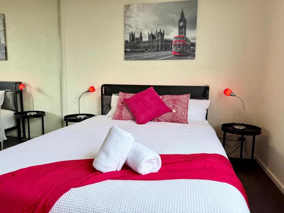 Image 6 of 3BR Townhouse w Living Room Full Kitchen Laundry Internet Free Parking Trams Highpoint 6min City CBD 18min