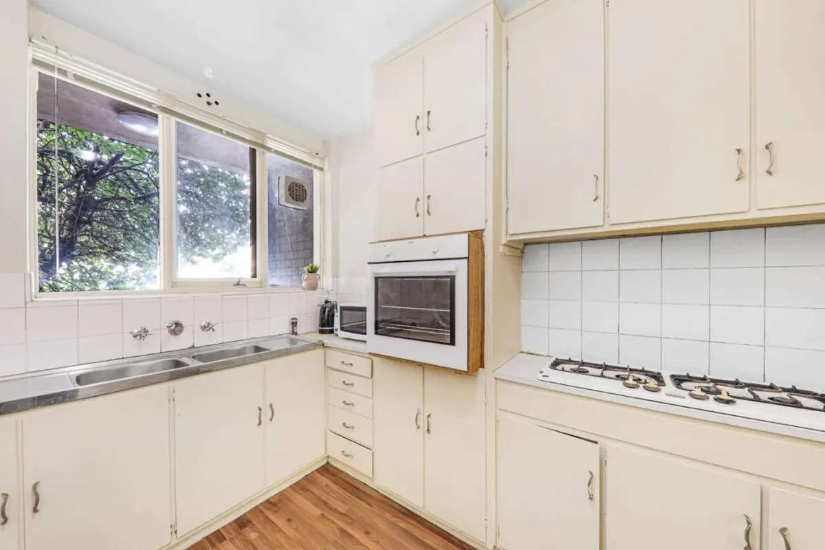 Image 3 of 3 Bedroom 60s Retro by Alma Park
