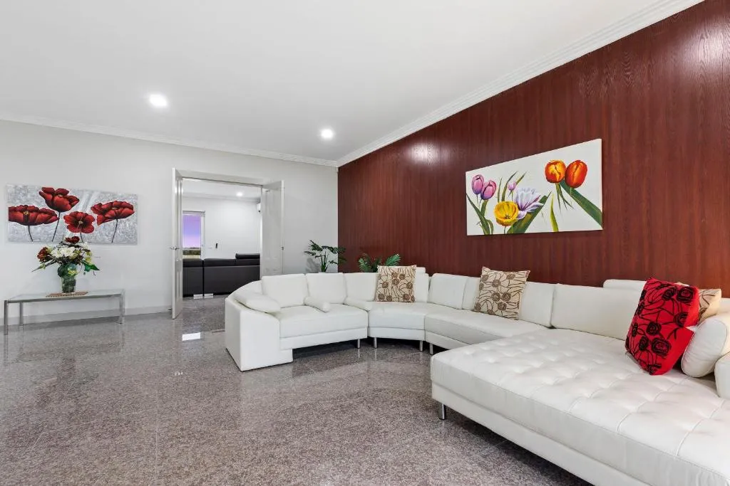 Image of 5 Bdrms Loemans Lodge – Close to Calder Park, Melb Airport