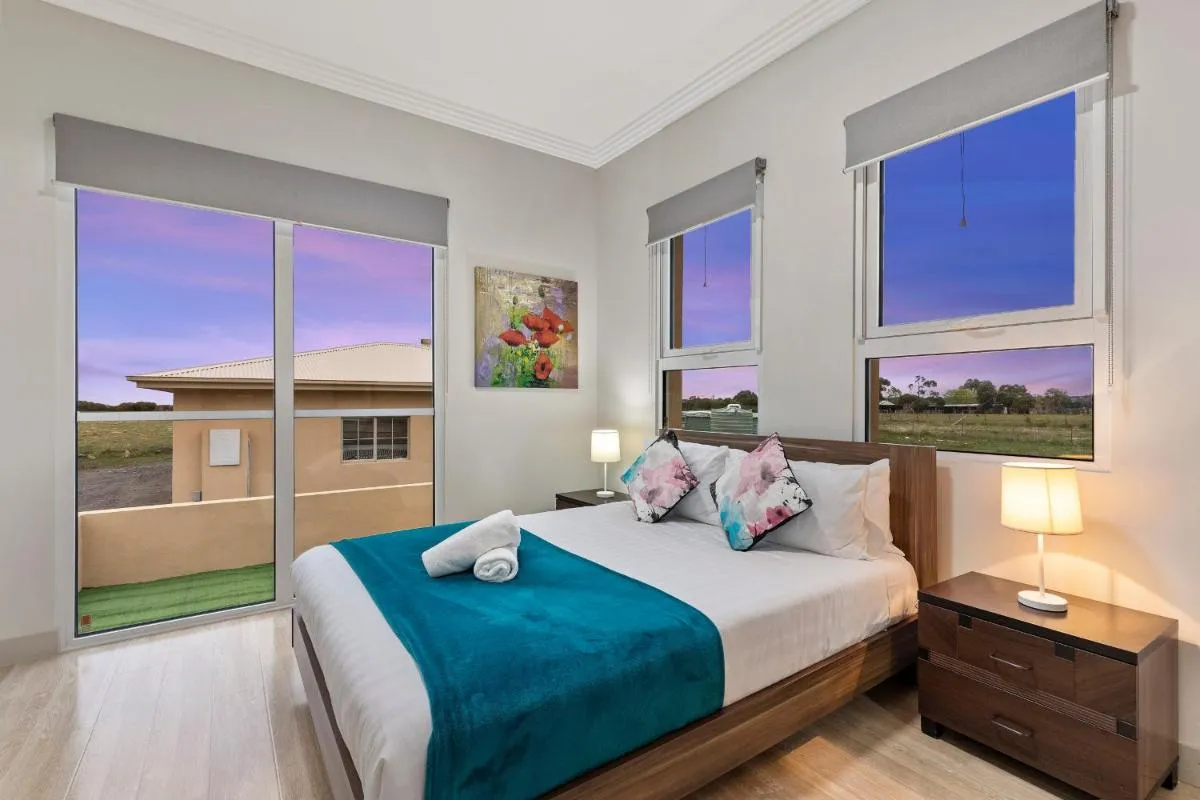 Image 1 of 5 Bdrms Loemans Lodge – Close to Calder Park, Melb Airport
