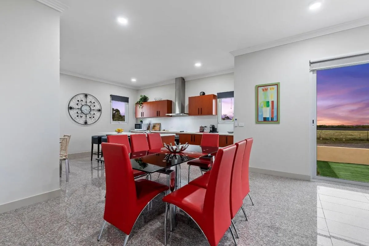 Image 3 of 5 Bdrms Loemans Lodge – Close to Calder Park, Melb Airport