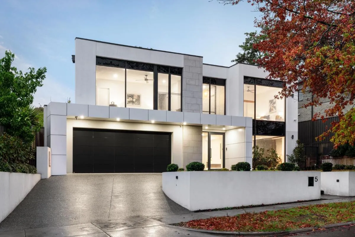 Image 6 of 5 Ensuite Luxury Holiday House Balwyn North