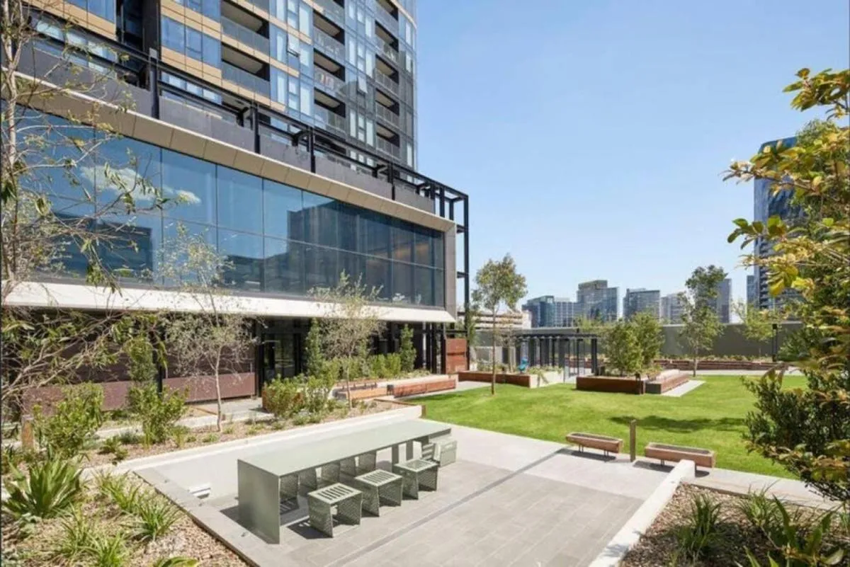 Image 6 of 811D High rise 2BR Apt with City view Free parking