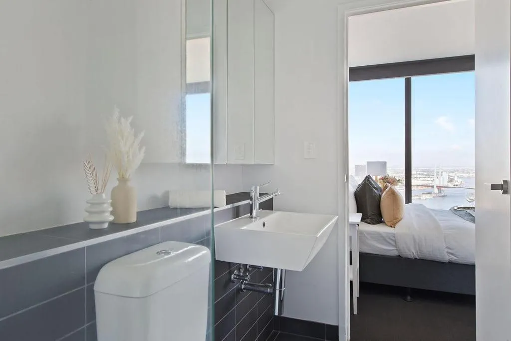 Image 2 of A Modern 2BR Apt with Harbour Views FREE Parking