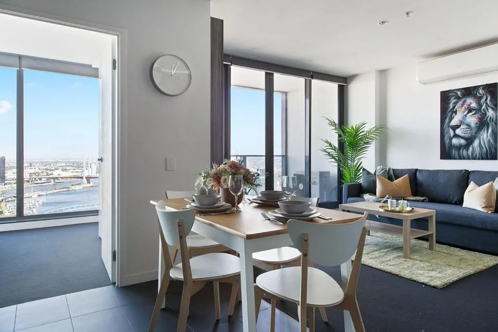 Image 4 of A Modern 2BR Apt with Harbour Views FREE Parking