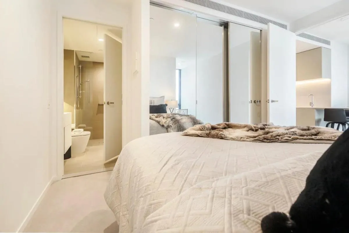 Image 2 of Australia 108-Exclusive Luxury, Spectacular Views