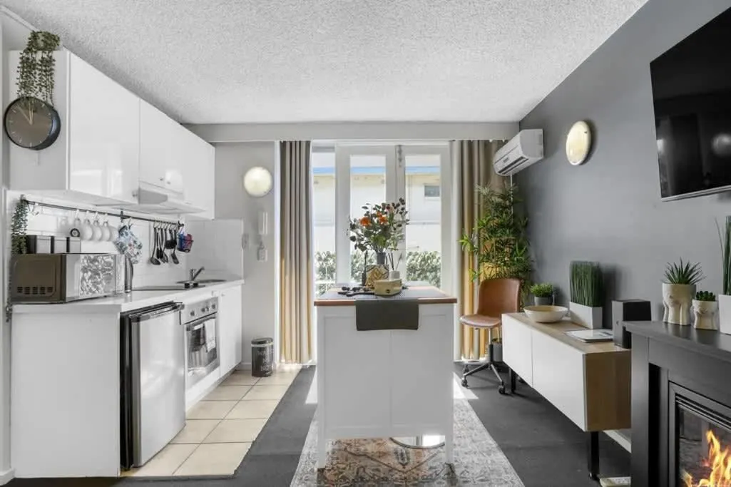 Image 3 of Beach-Side Studio Apt with parking spot